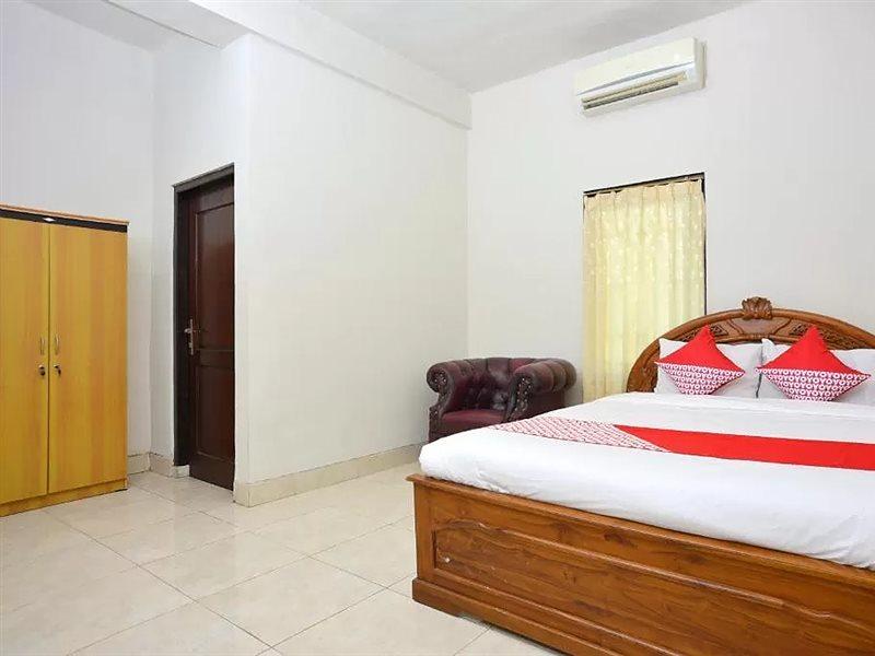 Oyo 586 Hotel Wijaya Kalasan Esterno foto